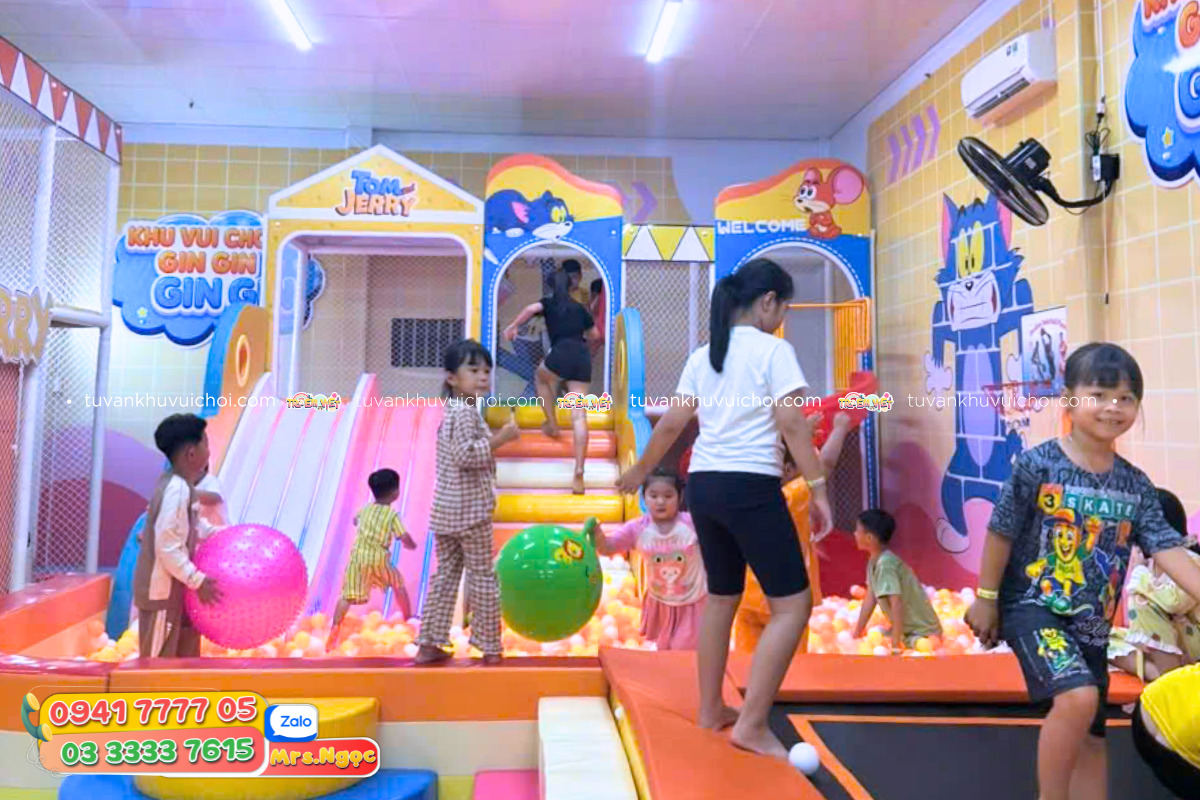 Lợi ích của bé khi vui chơi tại nhà banh.jpg