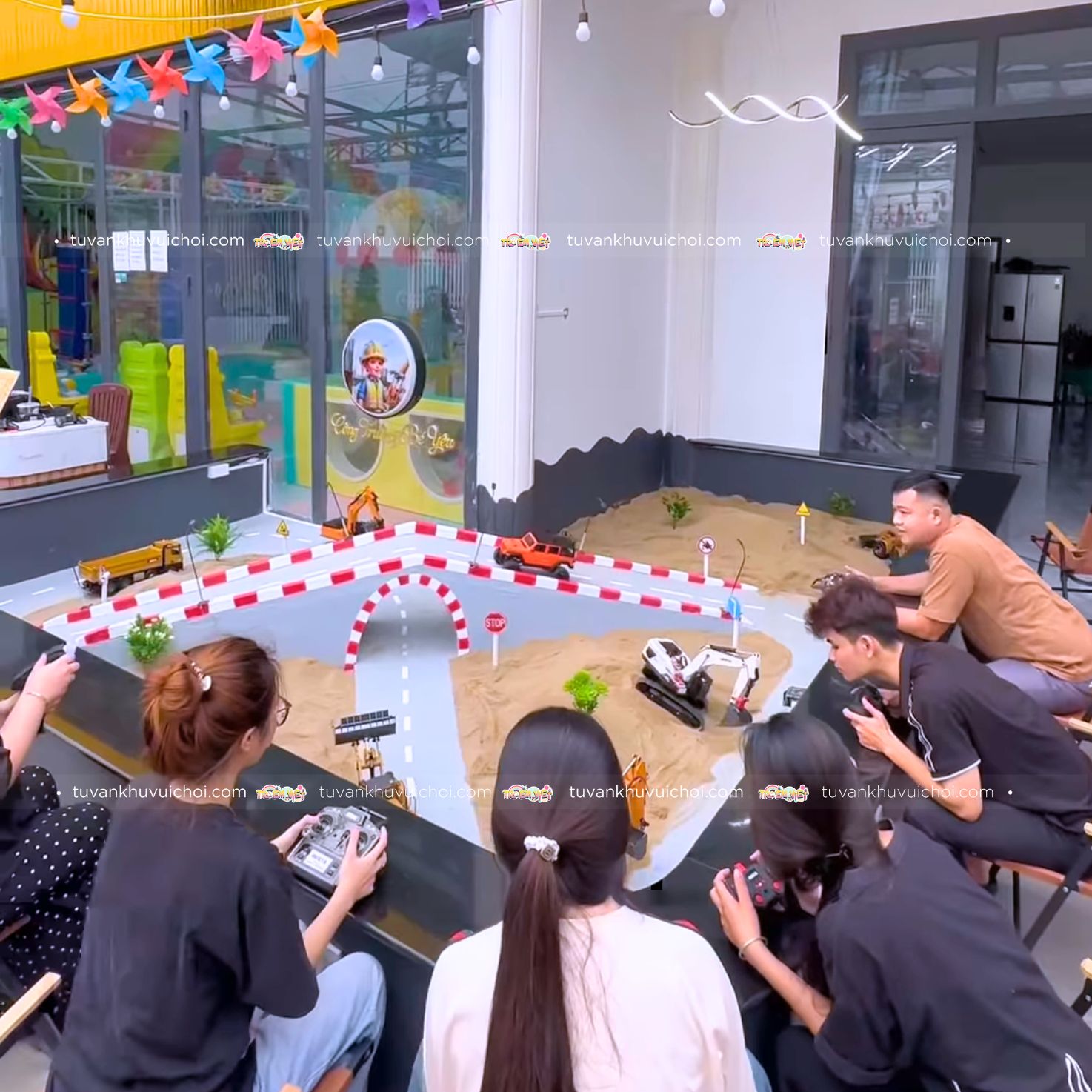 không gian kids cafe kết hợp xe điều khiển 
