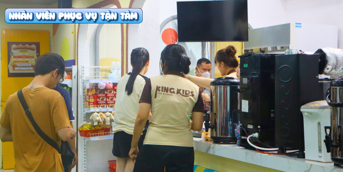Nhân viên phục vụ tận tâm giúp giữ khách quay lại khu vui chơi trẻ em